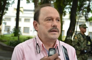 El gobernador del departamento de Arauca, Ricardo Alvarado Bestene, en el inicio de la jornada de votación del plebiscito en el municipio de Arauca.